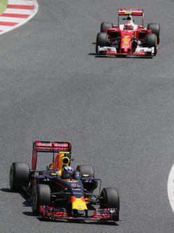 Max Verstappen, Red Bull Racing RB12 lidera va Kimi Raikkonen, Ferrari SF16-H
