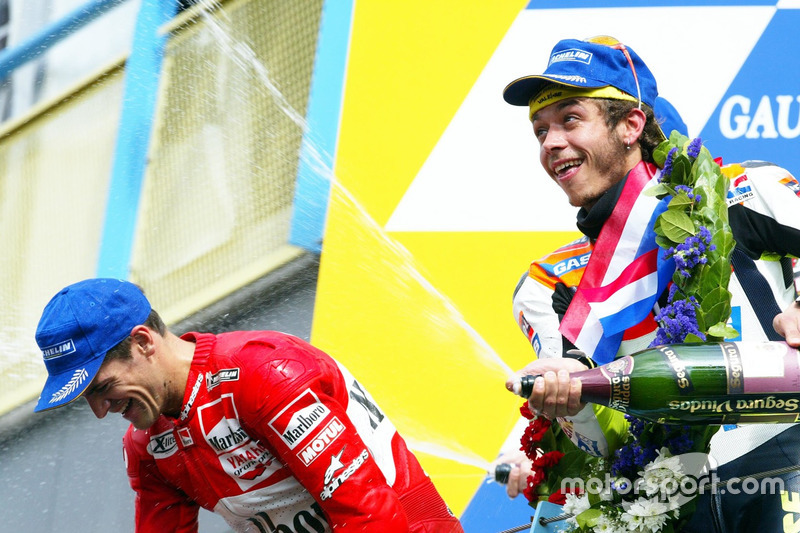 2002, primera victoria de Rossi en Assen en MotoGP, por delante de Barros y Carlos Checa