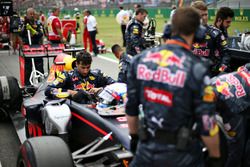 Daniel Ricciardo, Red Bull Racing RB12 en la parrilla