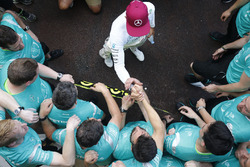 Ganador de la carrera Lewis Hamilton, Mercedes AMG F1 celebra con el equipo