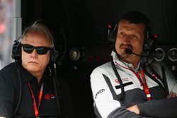 Gene Haas, Haas Automotion Präsident und Günther Steiner, Haas F1 Team, Teamchef