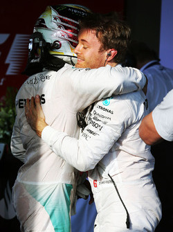 Ganador de la carrera Nico Rosberg, Mercedes AMG F1en parc ferme su compañero de equipo mate Lewis