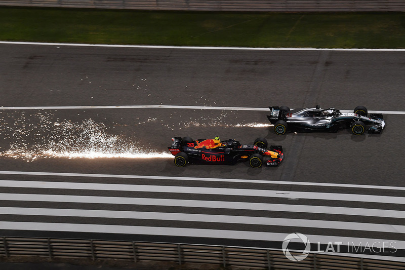 Max Verstappen, Red Bull Racing RB14 y Lewis Hamilton, Mercedes-AMG F1 W09 EQ Power batalla