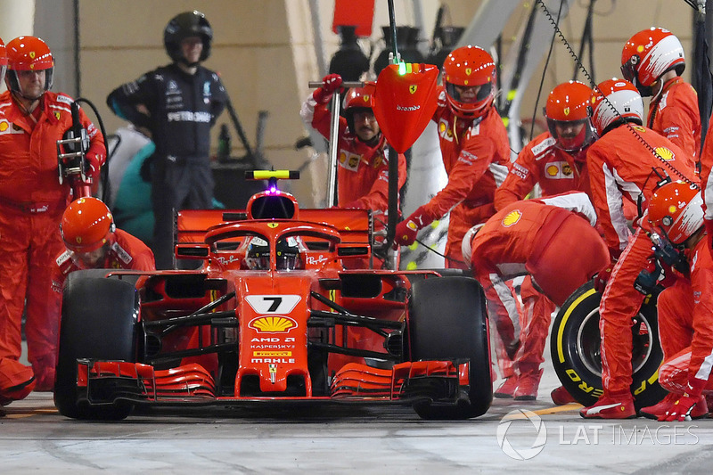 Kimi Raikkonen, Ferrari SF71H pitten çıkarken mekanikere çarpıyor