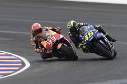 Marc Marquez, Repsol Honda Team, Valentino Rossi, Yamaha Factory Racing se touchent