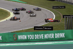 Crash Daniel Ricciardo, Red Bull Racing RB13 en Stoffel Vandoorne, McLaren MCL32
