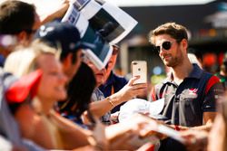 Romain Grosjean, Haas F1 Team, con algunos fans