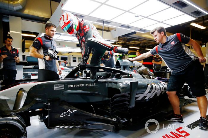 Antonio Giovinazzi, Haas F1 Team VF-17, con el Halo