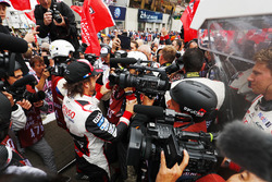 Fernando Alonso, Toyota Gazoo Racing, festeggia con il team