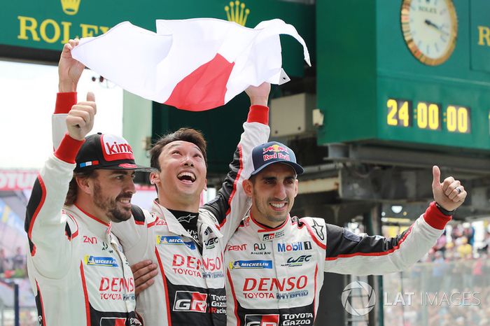 Los ganadores de las 24 Horas de Le Mans 2018: #8 Toyota Gazoo Racing Toyota TS050: Sébastien Buemi, Kazuki Nakajima, Fernando Alonso