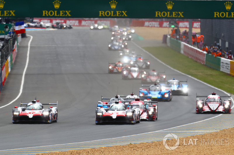 Salida: #8 Toyota Gazoo Racing Toyota TS050: Sébastien Buemi, Kazuki Nakajima, Fernando Alonso lidera la carrera