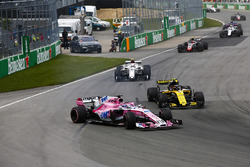 Sergio Pérez, Force India VJM11, sale sobre el césped después de un toque con Carlos Sainz