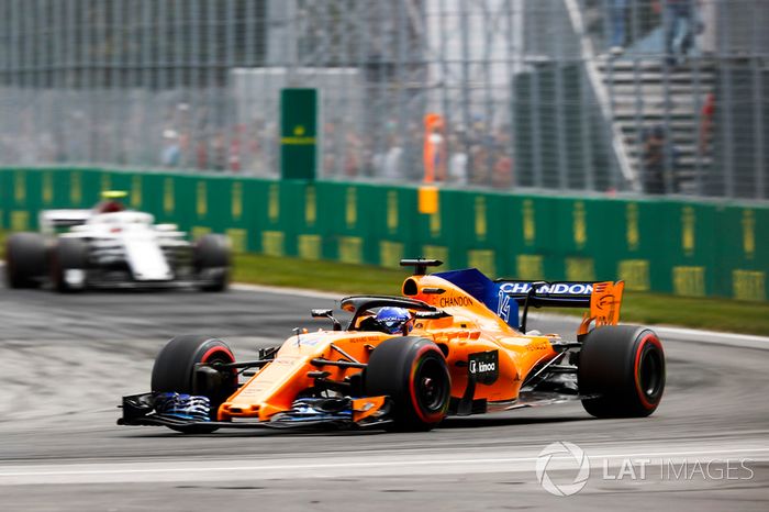 Fernando Alonso, McLaren MCL33, por delante de Charles Leclerc, Sauber C37