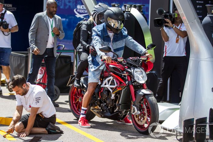 Lewis Hamilton, Mercedes-AMG F1 en su motocicleta MV Agusta