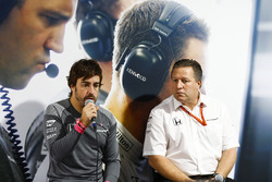Fernando Alonso, McLaren, Zak Brown, Director ejecutivo McLaren Technology Group, en conferencia de