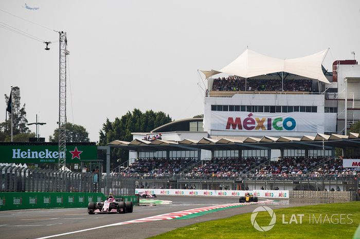 Esteban Ocon, Sahara Force India F1 VJM10, Carlos Sainz Jr., Renault Sport F1 Team RS17