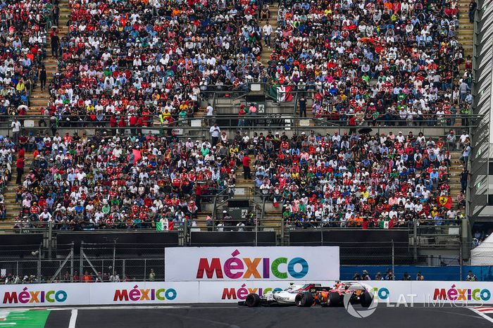 Lance Stroll, Williams FW40 y Sebastian Vettel, Ferrari SF70H
