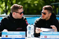 Maro Engel, equipo de Fórmula E Venturi, Edoardo Mortara, equipo de Venturi Formula E, en la sesión de autógrafos