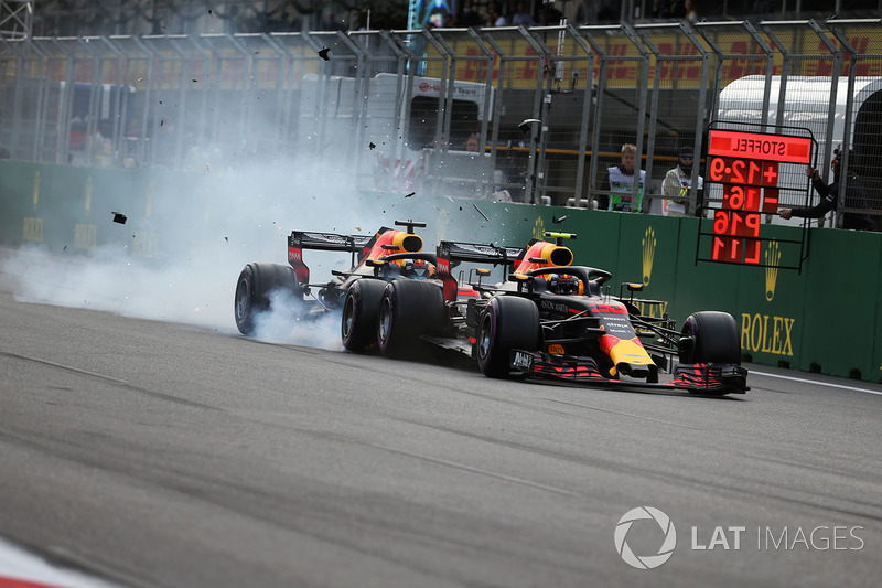 Max Verstappen, Red Bull Racing RB14 et Daniel Ricciardo, Red Bull Racing RB14 se crashent