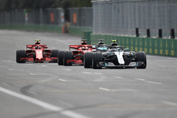 Valtteri Bottas, Mercedes-AMG F1 W09 EQ Power+, Lewis Hamilton, Mercedes-AMG F1 W09 EQ Power+ ve Sebastian Vettel, Ferrari SF71H