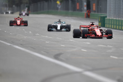 Sebastian Vettel, Ferrari SF71H ve Lewis Hamilton, Mercedes-AMG F1 W09 EQ Power+