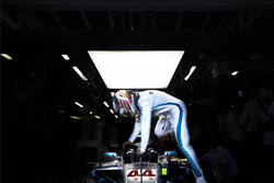 Lewis Hamilton, Mercedes AMG F1, cala nella sua monoposto