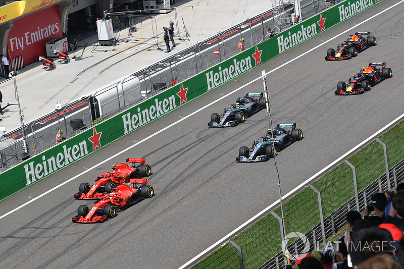 Sebastian Vettel, Ferrari SF71H y Kimi Raikkonen, Ferrari SF71H en la arrancada