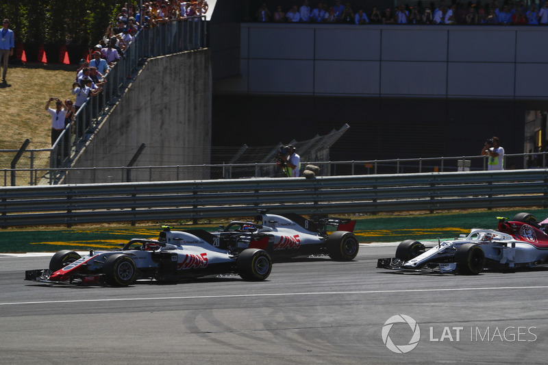 Kevin Magnussen, Haas F1 Team VF-18, devant Romain Grosjean, Haas F1 Team VF-18, et Charles Leclerc, Sauber C37