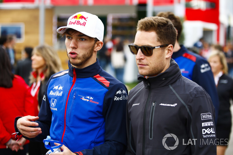 Pierre Gasly, Toro Rosso, y Stoffel Vandoorne, McLaren
