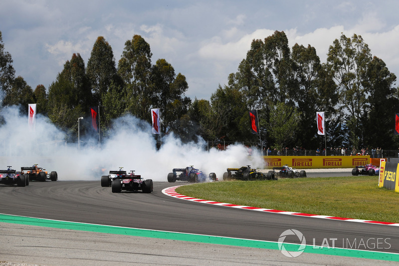 Romain Grosjean, Haas F1 Team VF-18, spins in the pack, causing an accident involving by collecting Nico Hulkenberg, Renault Sport F1 Team R.S. 18, and Pierre Gasly, Toro Rosso STR13