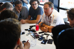 Zak Brown, CEO, McLaren Technology Group, tiene una conferenza stampa