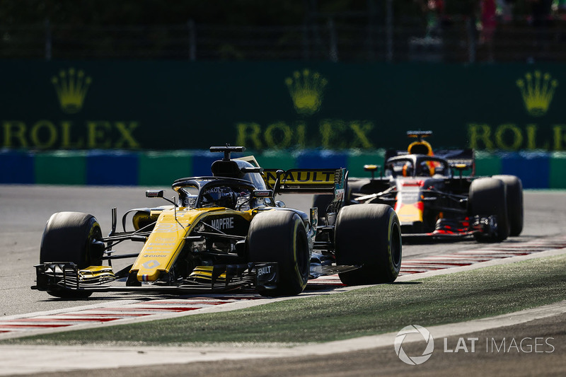 Nico Hulkenberg, Renault Sport F1 Team R.S. 18, leads Daniel Ricciardo, Red Bull Racing RB14