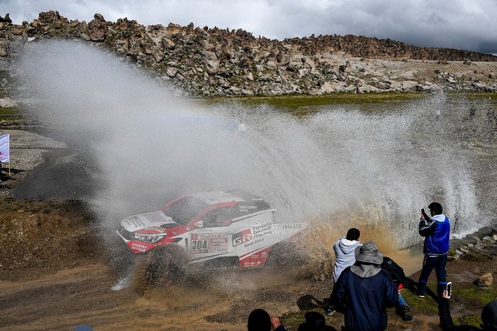 #304 Toyota Gazoo Racing Toyota: Giniel de Villiers, Dirk von Zitzewitz