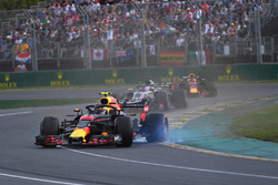 Max Verstappen, Red Bull Racing RB14 spin atıyor
