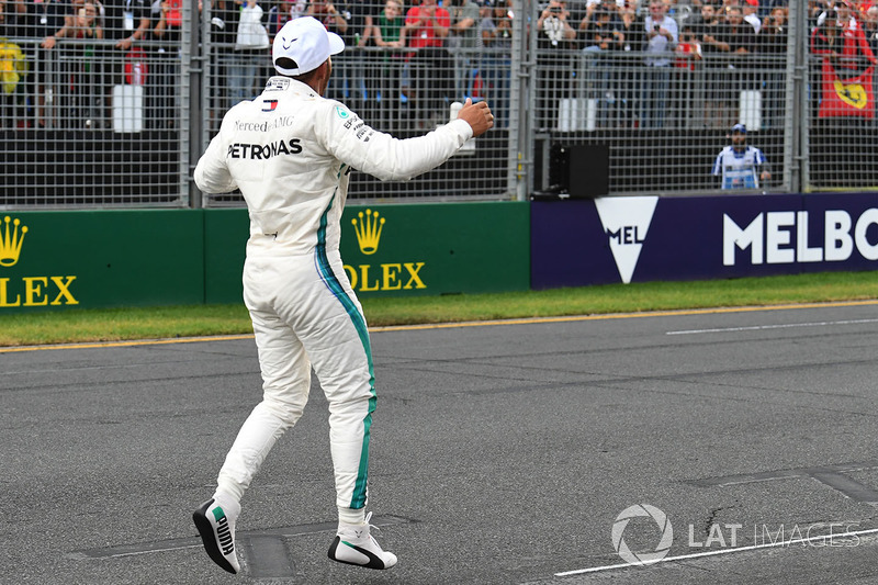 Il poleman Lewis Hamilton, Mercedes-AMG F1 festeggia nel parco chiuso