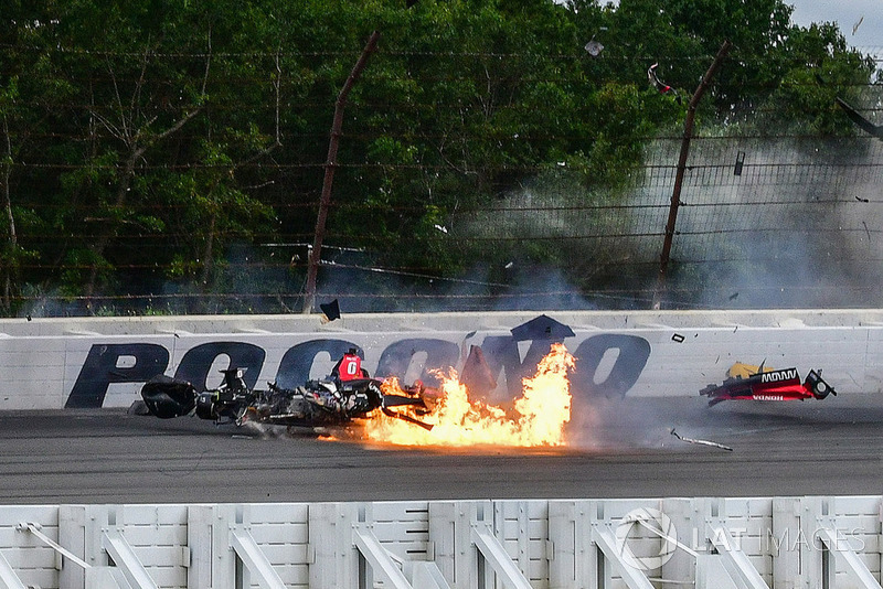 Robert Wickens, Schmidt Peterson Motorsports Honda, James Hinchcliffe, Schmidt Peterson Motorsports Honda, Ryan Hunter-Reay, Andretti Autosport Honda, Pietro Fittipaldi, Dale Coyne Racing Honda chocan con Todd Dziadosz