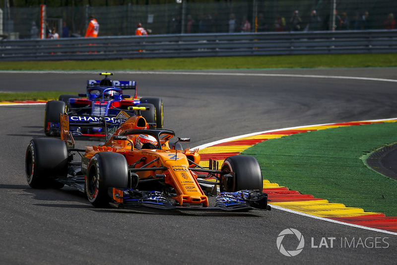 Lando Norris, McLaren MCL33 and Brendon Hartley, Scuderia Toro Rosso STR13