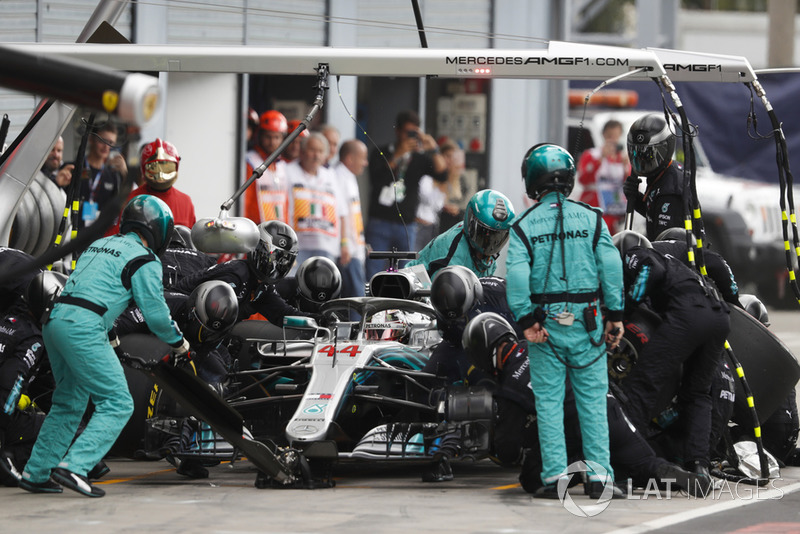 Lewis Hamilton, Mercedes AMG F1 W09, pits