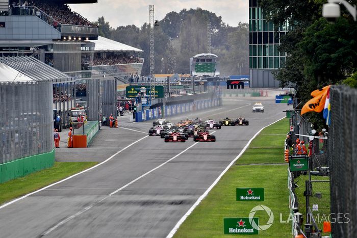 Sebastian Vettel, Ferrari SF71H y Kimi Raikkonen, Ferrari SF71H lideran la carrera al inicio