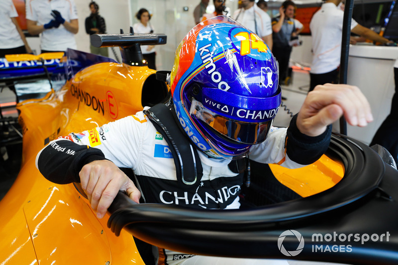 Fernando Alonso, McLaren MCL33, entra en el cockpit