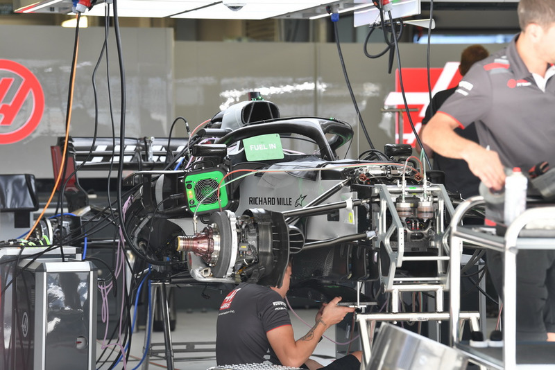 Une Haas F1 Team VF-18 dans le garage