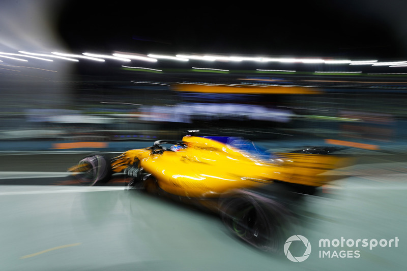 Fernando Alonso, McLaren MCL33, sortent du garage