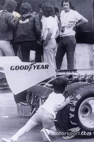 Christian Fittipaldi tentando emurrar o carro da Copersucar sob os olhares do pai, Wilson Fittipaldi