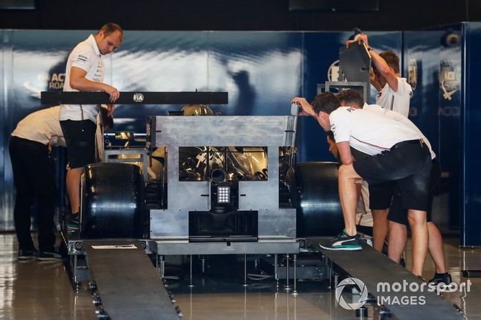 Un Mercedes AMG F1 W10 se somete a escrutinio técnico