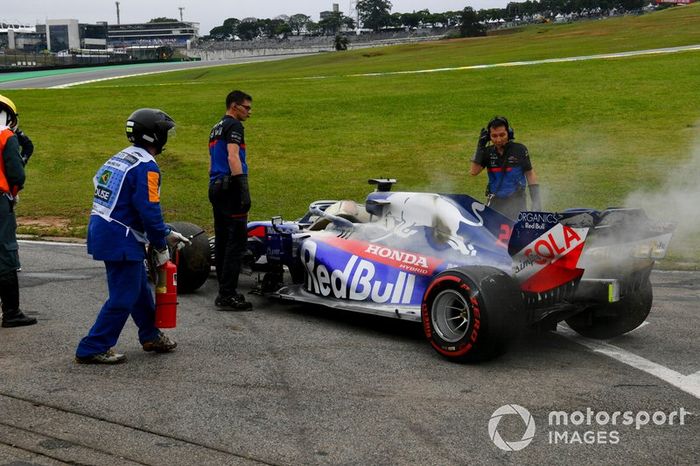 Coche de Daniil Kvyat, Toro Rosso STR14 siendo recuperado por los ingenieros de Toro Rosso 