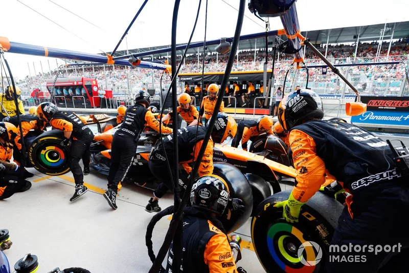 Lando Norris, McLaren MCL38, entre au stand pour un arrêt.
