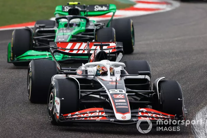 Kevin Magnussen, Haas VF-24, Zhou Guanyu, Kick Sauber C44