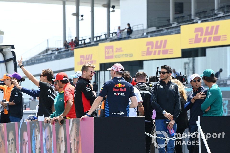 Nico Hulkenberg, Haas F1 Team, Max Verstappen, Red Bull Racing, Esteban Ocon, Alpine F1 Team, Sergio Pérez, Red Bull Racing, Fernando Alonso, Aston Martin F1 Team, el resto de pilotos durante el desfile de pilotos. 