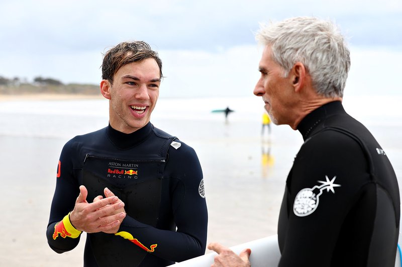 Pierre Gasly, Red Bull Racing, va a fare surf con Damon Hill