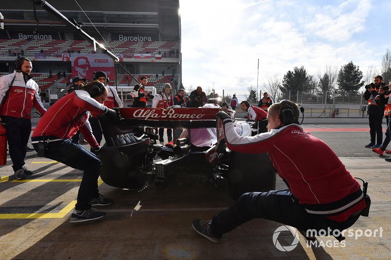 Механики Alfa Romeo Racing и автомобиль C38 Кими Райкконена